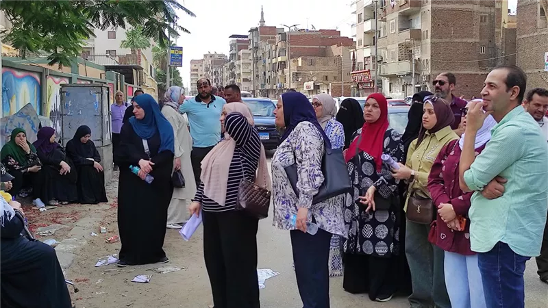 بالدموع والدعاء.. أولياء أمور طلاب الثانوية بالشرقية ينتظرون حول اللجان