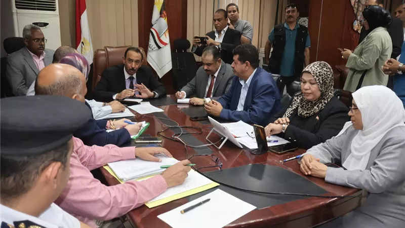 بالتزامن مع انطلاق ماراثون الثانوية العامة.. محافظ سوهاج يتفقد غرفة العمليات 