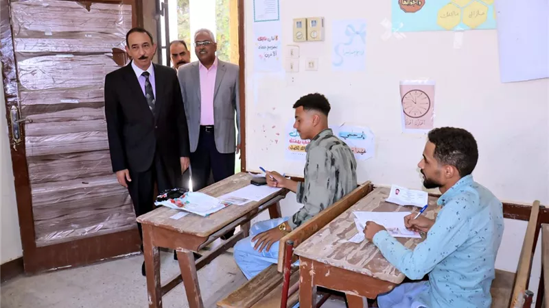 محافظ سوهاج يلتقي أولياء الأمور المتواجدين أمام لجان امتحانات الثانوية