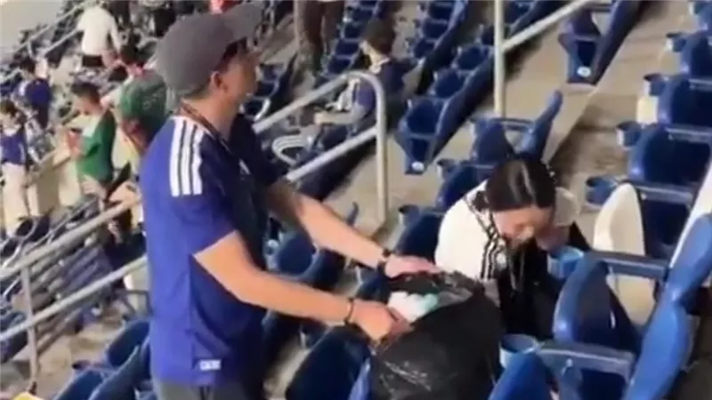 مشهد حضاري.. جماهير اليابان تنظف مدرجات مونتيري بعد الفوز على تونس (فيديو)