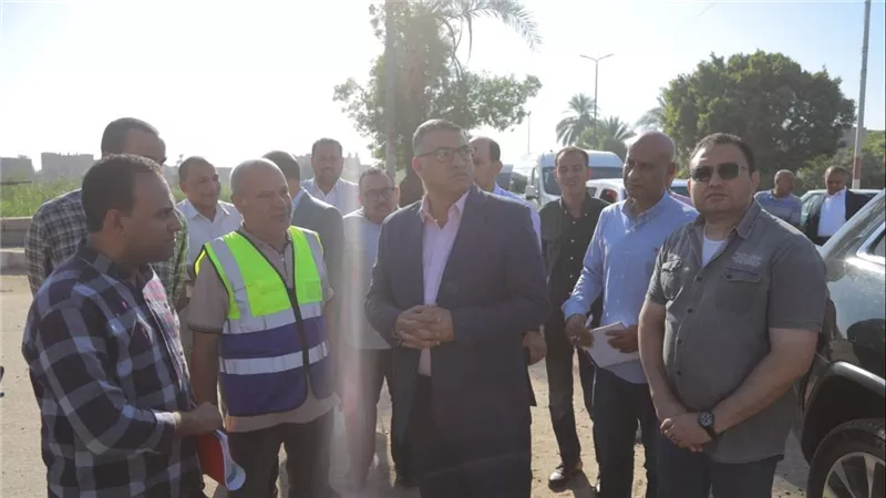 محافظ قنا يتفقد كوبري مشاية الصعايدة بدشنا ويشدد على سرعة التنفيذ