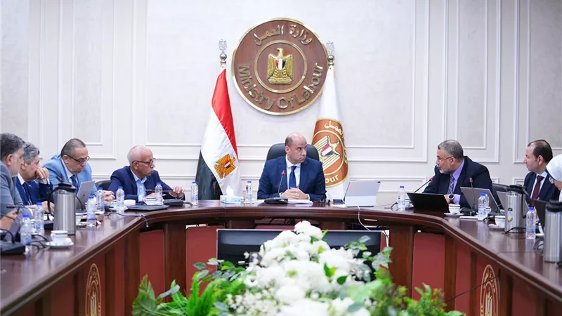 وزير العمل يترأس 