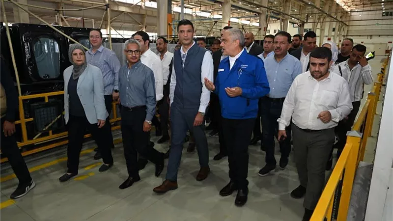 وزير الصناعة يتفقد مجمعات صناعية كبرى ببني سويف لتعزيز الإنتاج