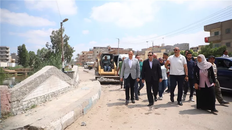 محافظ دمياط يتابع ميدانيا مبادرة خطوة لقرية أفضل بفارسكور