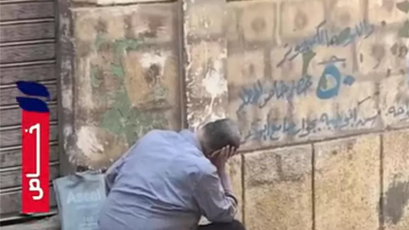 غلبه النعاس أثناء انتظار ابنه أمام لجنة الثانوية العامة.. مشهد لامس القلوب 