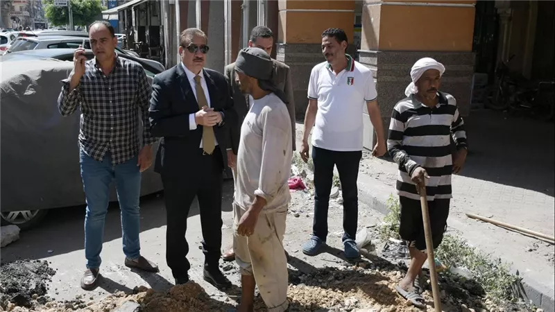 محافظ بورسعيد يتابع مد كابلات الكهرباء بشارع صفية زغلول ويوجه بسرعة التنفيذ