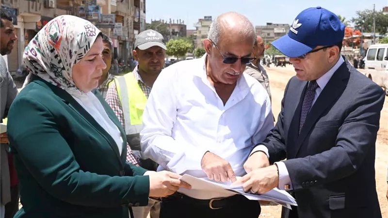حافظ الغربية يتابع تطوير ورصف شارع 23 يوليو وامتداد الساحة الشعبية ببسيون