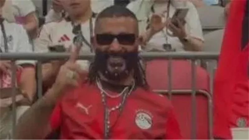 أحمد سعد ومحمد فراج يساندون منتخب مصر من أرض الملعب