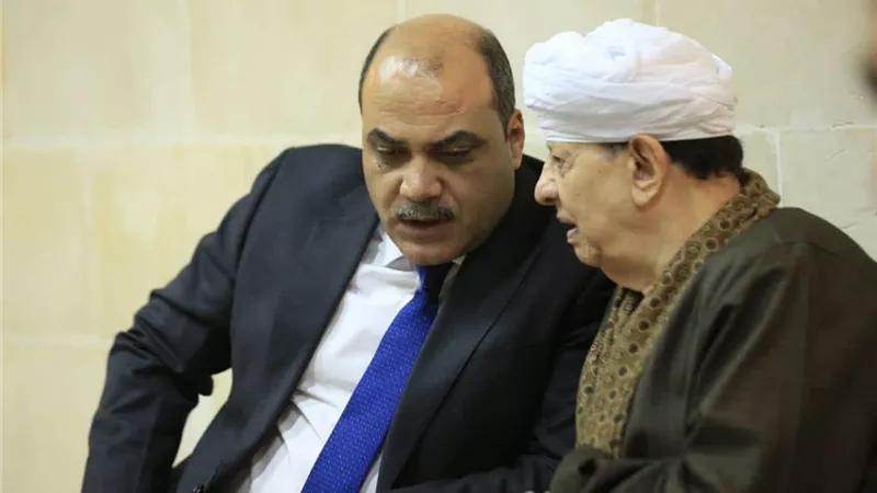 بعد تعرضه لوعكة صحية.. محمد الباز يطمئن على الشيخ ياسين التهامي