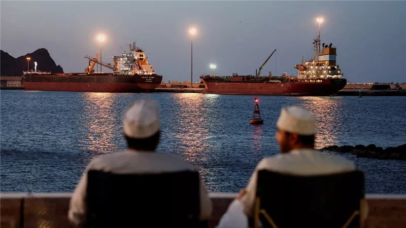 تقدم في محادثات عُمان وإيران لإعادة تنظيم الملاحة في مضيق هرمز