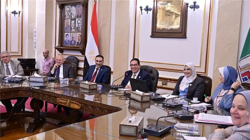 رئيس جامعة القاهرة يترأس اجتماع تفعيل مكتب النزاهة العلمية 