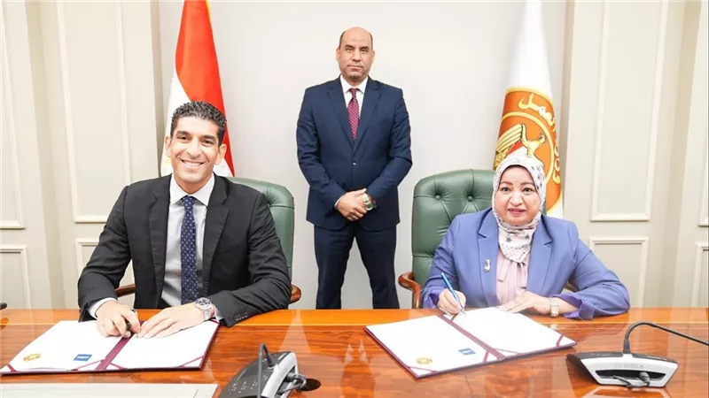 وزير العمل يوقع بروتوكولًا مع 