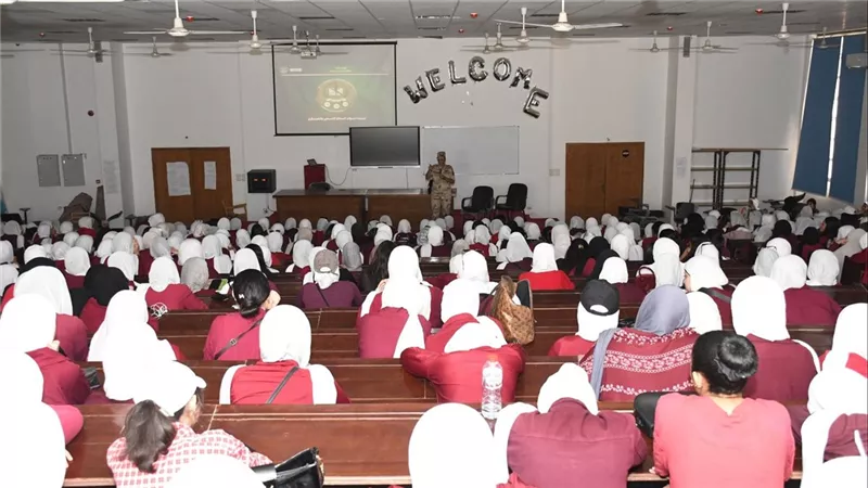 1025 طالبة بجامعة قناة السويس يختتمن دورتَي التربية الوطنية