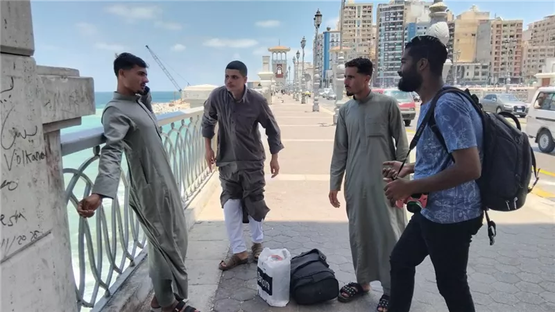حكاية مصور ستانلي.. 7 سنوات من الشغف خلف العدسة على كورنيش الإسكندرية