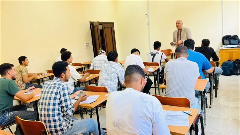 طلاب الثانوية العامة يتوافدون على اللجان لأداء امتحان اللغة العربية