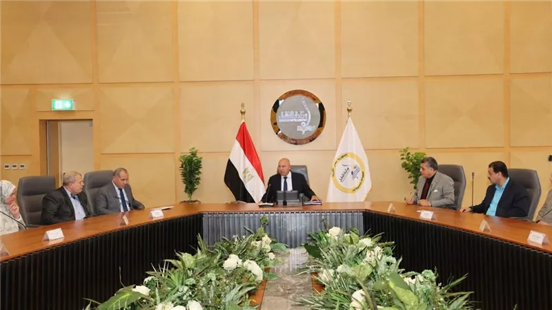 وزير النقل: تشغيل أول مزلقان للقطارات يعمل بالطاقة الشمسية على خط السادات 