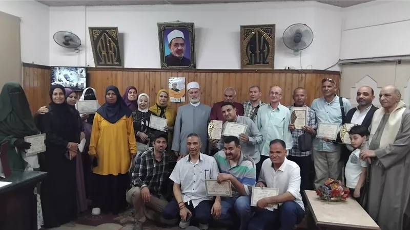رئيس منطقة سوهاج الأزهرية يكرم الفائزين بلقب 