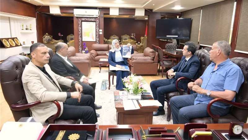 محافظ الغربية يواصل نهج التواصل المباشر مع المواطنين ويستمع لمطالبهم وشكاواهم 