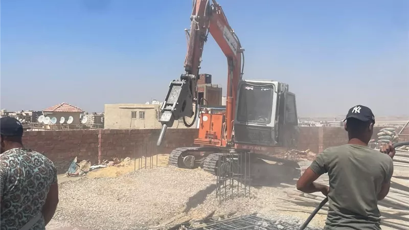 بالصوت والصورة.. محافظ الغربية يراقب حملات الإزالة ميدانيًا عبر مركز السيطرة