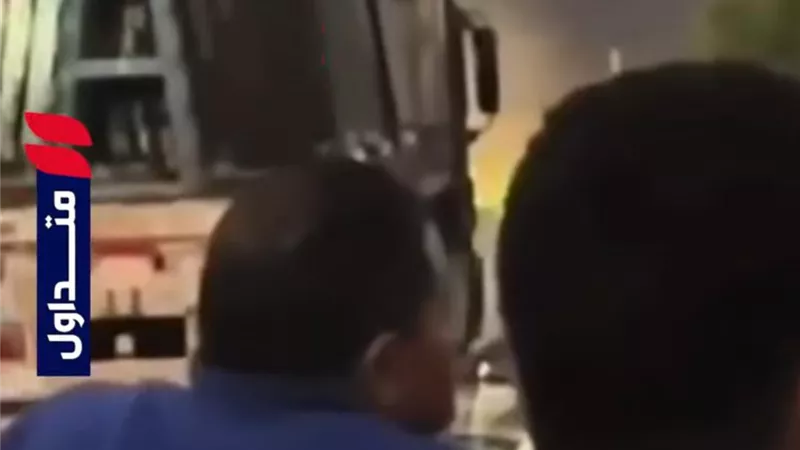 بين الواجب والشغف.. مسعف يتابع مباراة مصر ويخطف الأنظار