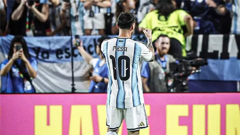 ليونيل ميسي على دكة بدلاء الأرجنتين ضد الأردن في كأس العالم 2026