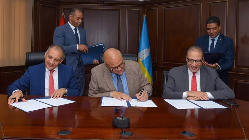 إنهاء مديونيات متبادلة.. محافظ الإسكندرية يوقع تسوية مالية مع الأهرام والأخبار