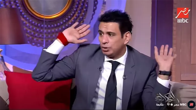 بيلبسها من السنة للسنة.. الفنان محمود الليثي يكشف سر القماشة الحمراء على يده