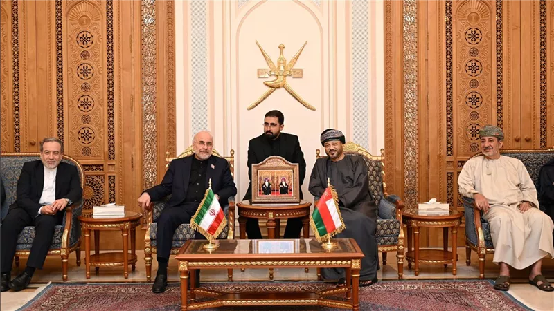 وزير خارجية عمان يخالف إيران: ملتزمون بعبور السفن لمضيق هرمز بدون رسوم 