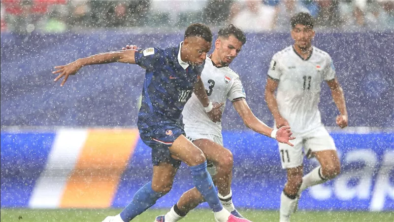 استئناف مباراة فرنسا والعراق في كأس العالم بعد كارثة العاصفة الرعدية