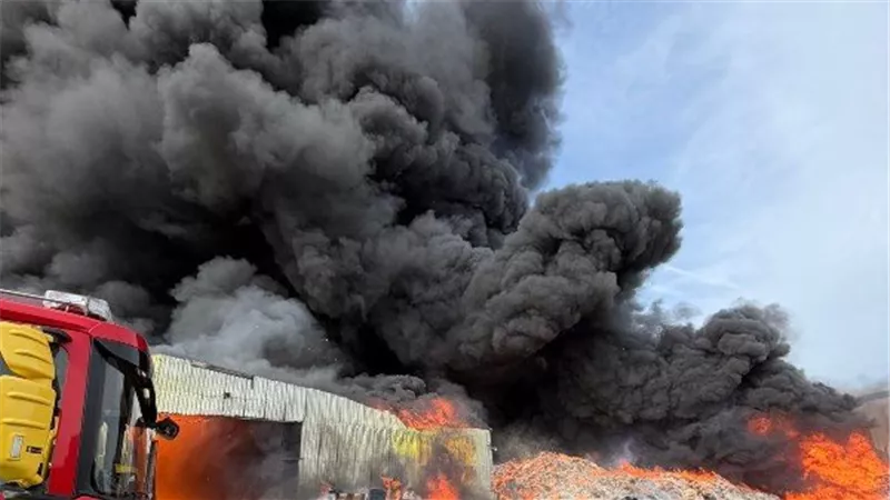 ليلة مرعبة في بريطانيا.. انفجارات وحريق ضخم يلتهم 700 نفايات في منشأة تدوير 