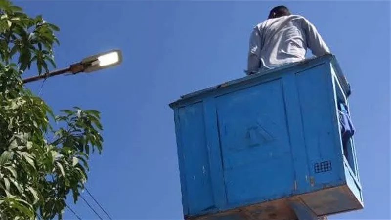حي الجناين يواصل رفع كفاءة الإنارة العامة بالشلوفة وترشيد استهلاك الكهرباء