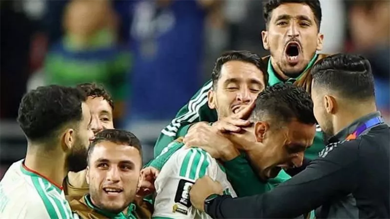 حفيظ دراجي يشيد بالروح القتالية والأداء المميز للخضر: فوز مثير للجزائر على الأردن 2-1  
