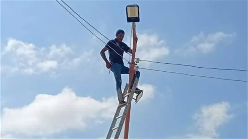 تركيب كشافات ورفع كفاءة الشبكة.. متابعة مكثفة لرئيسة حي فيصل بالسويس للإنارة