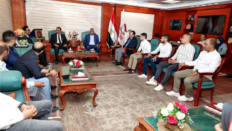 تمهيدًا لإطلاق منظومة التأمين الصحي.. محافظ سوهاج يستقبل وفد وزارة الصحة 