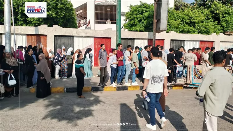 «الكل مبسوط».. فرحة طلاب الثانوية العامة بالمنيا بعد امتحان اللغة الفرنسية