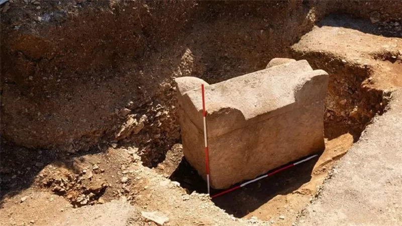 بعد 1500 عام تحت الأرض.. العثور على تابوت روماني مغلق لم تمسه يد بشر