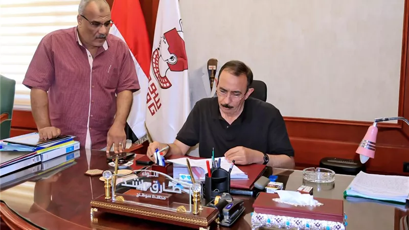 محافظ سوهاج يعتمد قرار منح العلاوة التشجيعية لـ 563 موظف