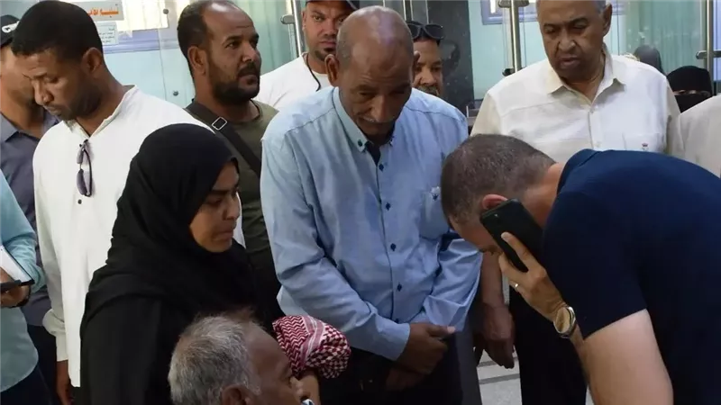 محافظ أسوان يتابع مستوى الخدمات بالمركز التكنولوجى ومدى الاستجابة للمواطنين