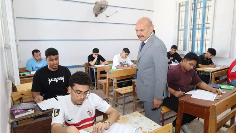 محافظ السويس يؤكد على الإلتزام والإنضباط خلال الإمتحانات وتوفير أجواء مناسبة 