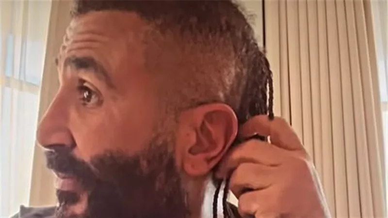 أحمد سعد يقص شعره أمام جمهوره: 