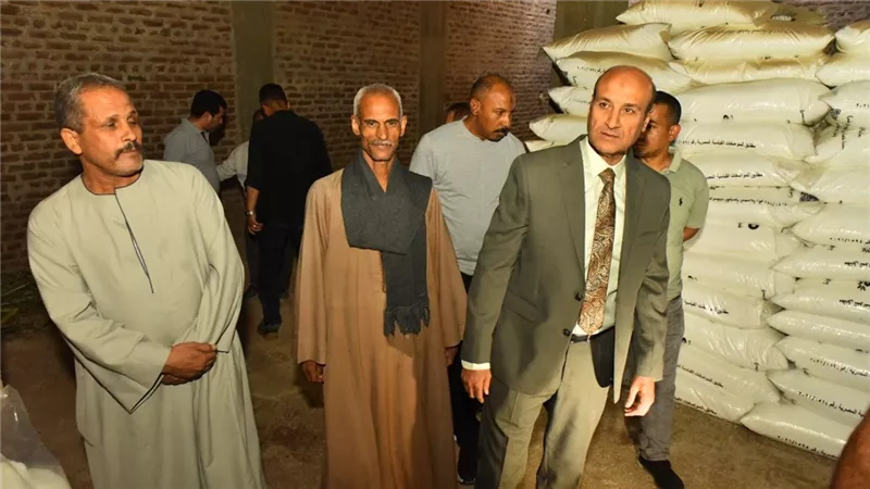 محافظ أسيوط يتابع أعمال الجمعية الزراعية بقرية ريفا وانتظام صرف الأسمدة 