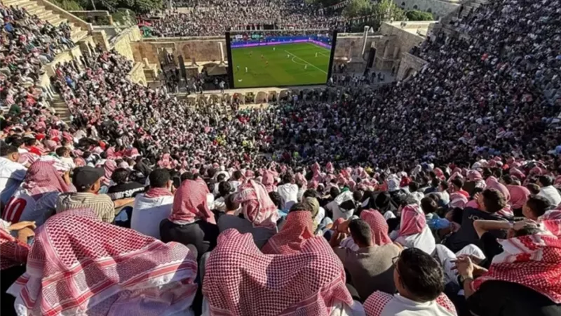 مأساة في عمان.. وفاة مشجع وإصابة 8 أشخاص خلال متابعة الأردن والجزائر