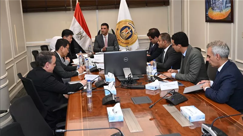 وزير الصناعة يبحث مع مسؤولي شركة سامسونج إلكترونيكس خططها التوسعية في المستقبل
