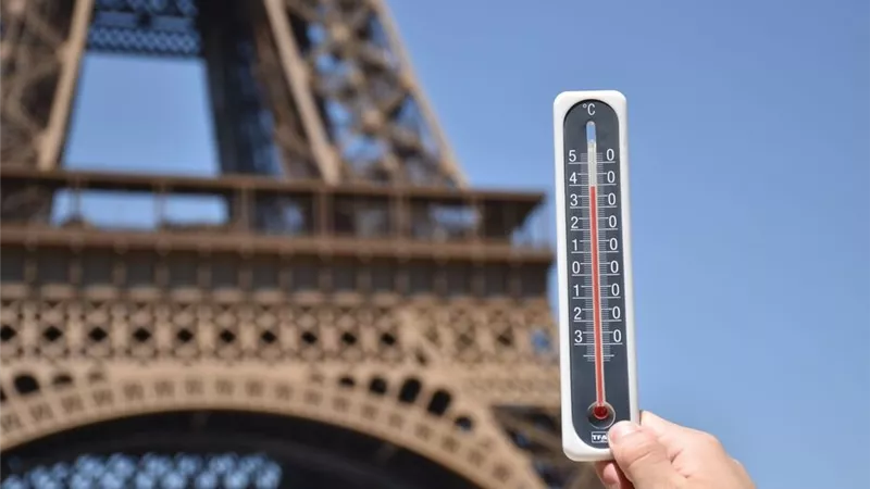 لو فيجارو: إغلاق برج إيفل مبكرا بسبب موجة الحر الشديدة على فرنسا