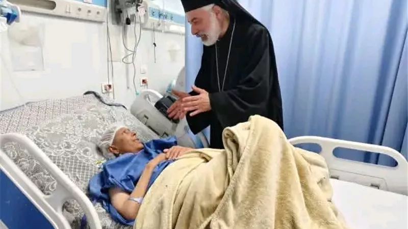 الأنبا باسيليوس يزور مستشفى الأورام بسمالوط ويشيد بروح المحبة الأخوية 