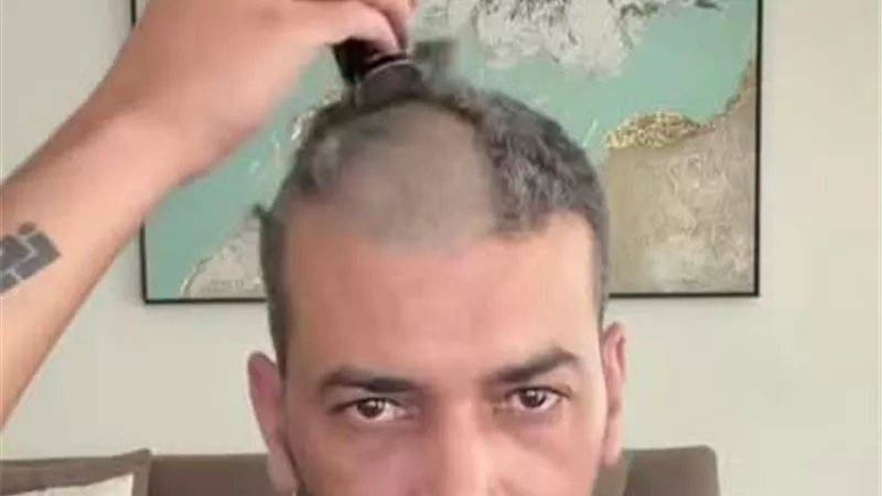 مؤثر أردني يحلق شعره في بث مباشر بعد خسارة منتخبه بالمونديال