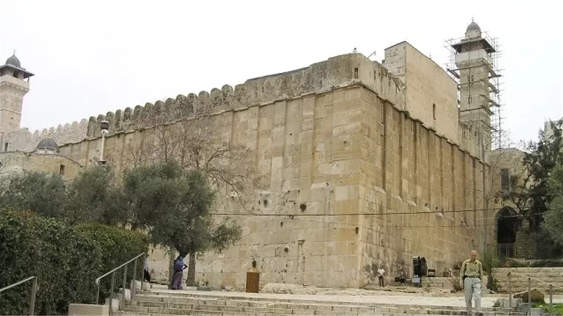 إسرائيل تزيل مظلة المسجد الإبراهيمي تمهيدا لمشروع تسقيف الصحن