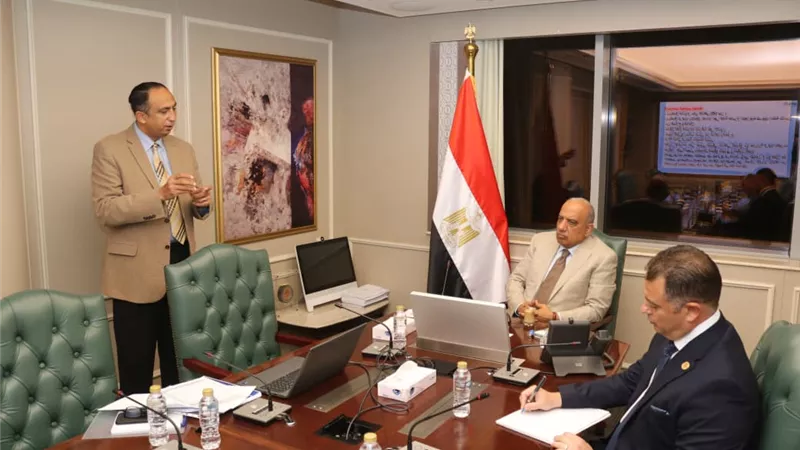 وزير الكهرباء يتابع مستجدات 