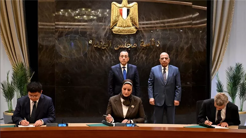 رئيس الوزراء يشهد مراسم توقيع مذكرة تفاهم لإنشاء أول مصنع لتوربينات الرياح