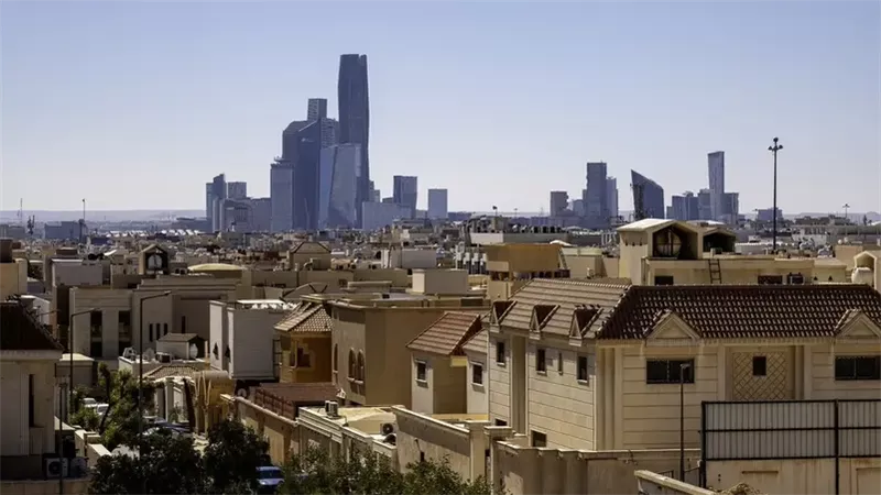 بدء تملك الأجانب للعقار في السعودية.. الفئات المؤهلة والشروط والرسوم